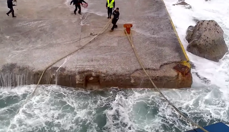 Atraque y desembarque de un ferry en un pequeño puerto con mal tiempo