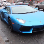 Va a buscar a su antigua vecina al colegio en un Lamborghini Aventador