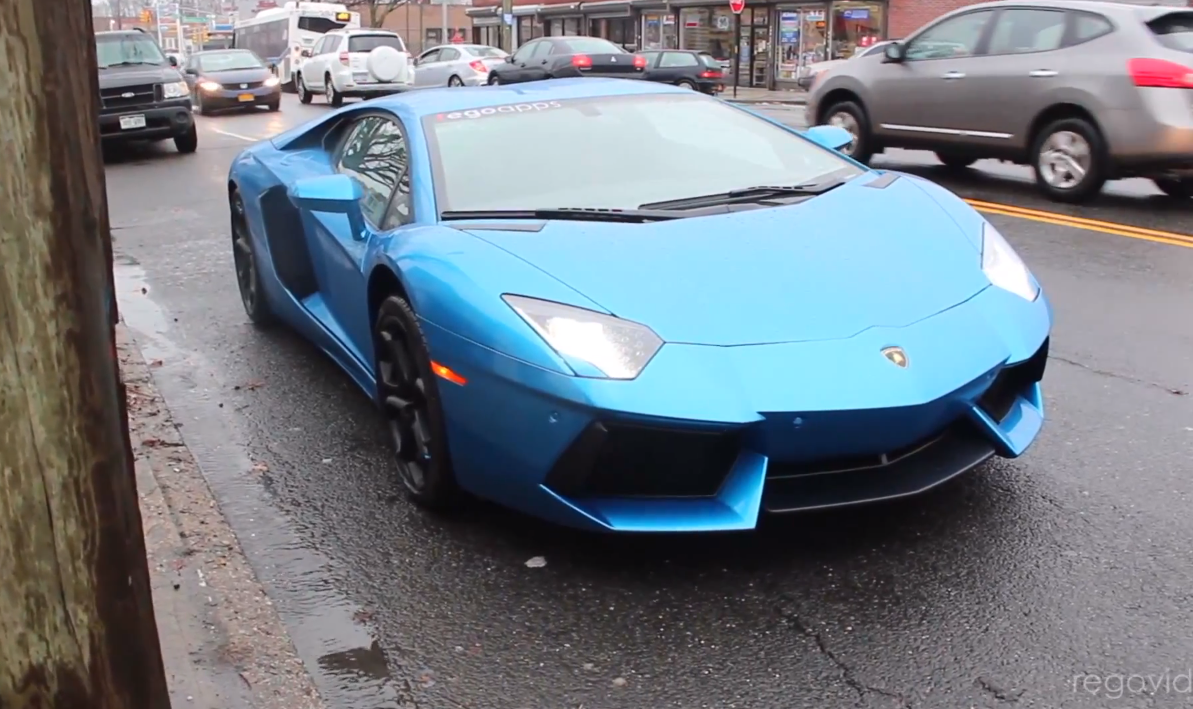 Va a buscar a su antigua vecina al colegio en un Lamborghini Aventador