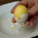 Cómo batir huevos dentro de su propia cáscara
