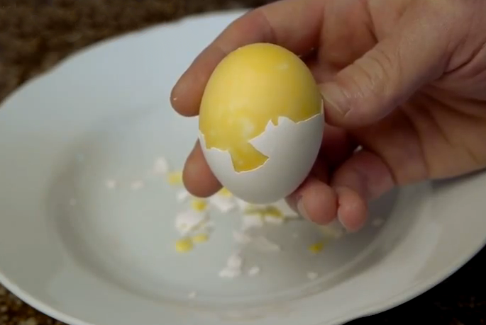 Cómo batir huevos dentro de su propia cáscara