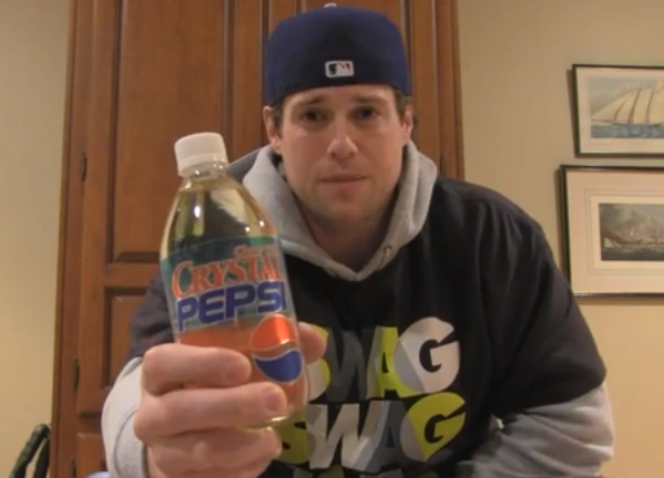 Se bebe una botella de Pepsi Crystal de hace 20 años y ocurre lo inevitable
