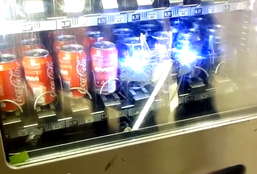 Construye un robot para robar latas de refrescos de máquinas expendedoras