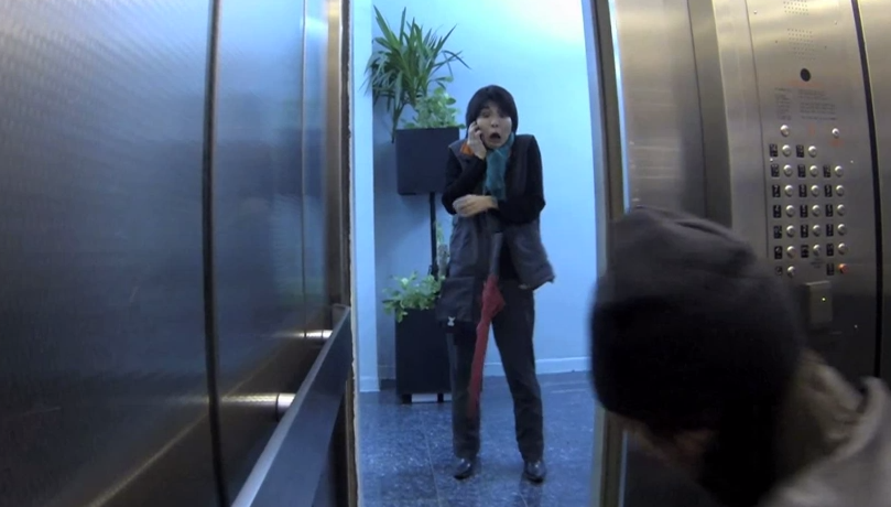 ¿Cómo reaccionarías si presenciases un asesinato en un ascensor?