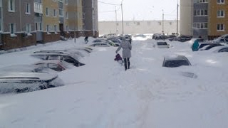 En Kiev juegan a buscar el coche bajo la nieve