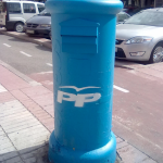 Un buzón de Madrid amanece pintado de azul y con las siglas del PP