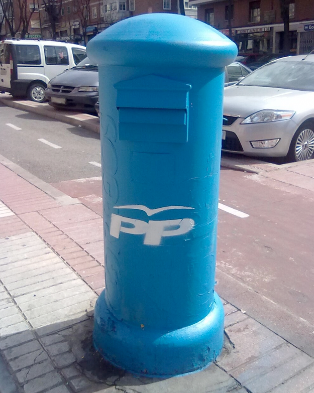 Un buzón de Madrid amanece pintado de azul y con las siglas del PP