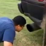 Idiotas que ponen la cara delante del tubo de escape de un coche