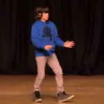 Chaval bailando dubstep delante de todo su colegio