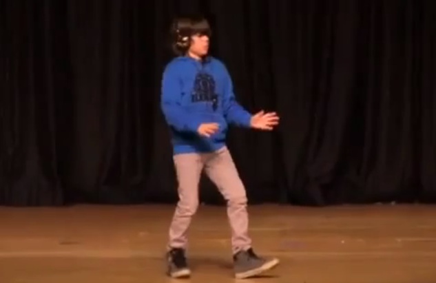 Chaval bailando dubstep delante de todo su colegio