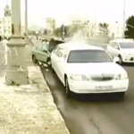 Un coche choca contra la limusina de la pareja y así es como reacciona el novio