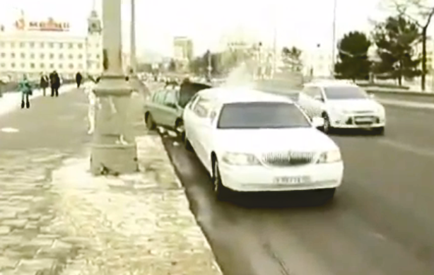 Un coche choca contra la limusina de la pareja y así es como reacciona el novio