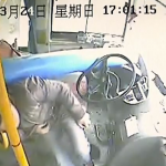 El conductor de un autobús chino logra esquivar el poste que atraviesa el parabrisas