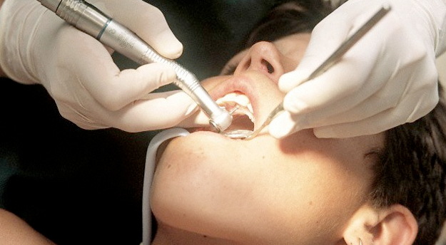 Un dentista de Zaragoza le arranca los dientes a su paciente por no querer pagar de más