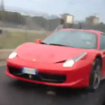 El conductor de un Ferrari 458 pierde el control cuando intentaba adelantar