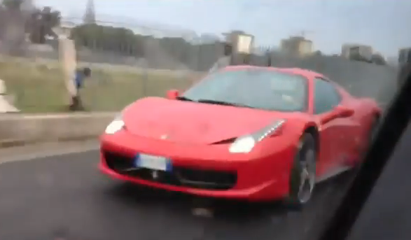 El conductor de un Ferrari 458 pierde el control cuando intentaba adelantar