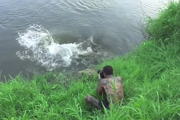 Un fotógrafo consigue escapar del ataque de un cocodrilo