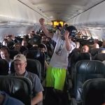 Investigan a una aerolínea por un Harlem Shake en pleno vuelo