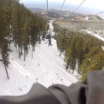 Un joven se cae del telesilla mientras lanzaba bolas de nieve y se rompe los brazos