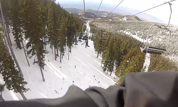 Un joven se cae del telesilla mientras lanzaba bolas de nieve y se rompe los brazos