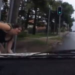 Una madre irresponsable que no lleva de la mano a su hija pequeña para cruzar la carretera