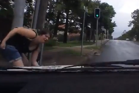 Una madre irresponsable que no lleva de la mano a su hija pequeña para cruzar la carretera