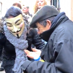 En medio de una manifestación, los líderes de esta se paran para ayudar a un indigente