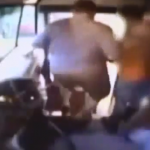 Una conductora le pega una patada a una niña autista en un autobús escolar