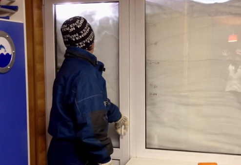 Impresionante la cantidad de nieve acumulada en el balcón de un 7º piso en Ucrania