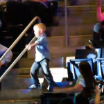 Un niño le roba el protagonismo a los Rascal Flatts en un concierto