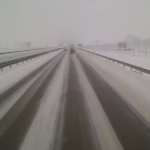 El conductor de un camión pierde y recupera el control en una carretera nevada