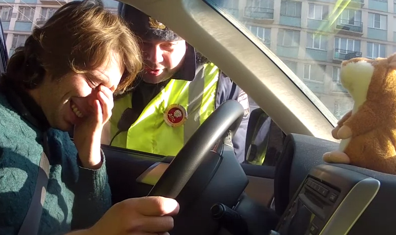 Un conductor lleva un hámster hablador en el coche y esto es lo que ocurre cuando lo para la policía