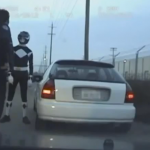 Un policía intenta detener al Power Ranger negro