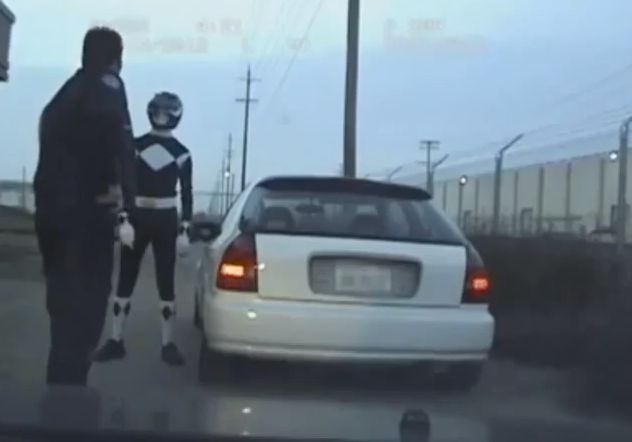 Un policía intenta detener al Power Ranger negro