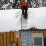 Mientras uno quita la nieve del tejado, los demás miran como casi se parte la crisma