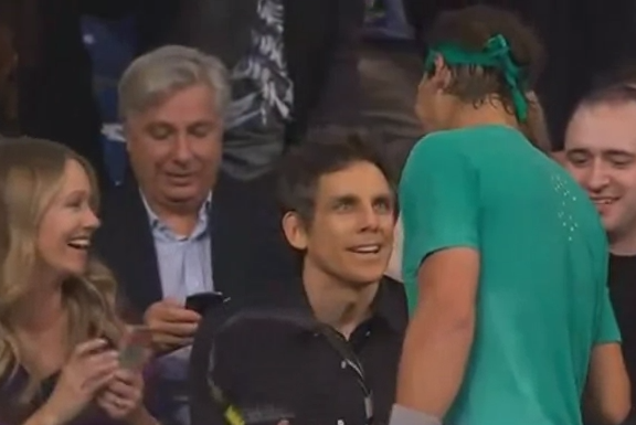 Rafael Nadal ve al actor Ben Stiller entre el público y le invita a jugar con él contra Del Potro