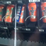 Robando las latas de una máquina expendedora con un metro