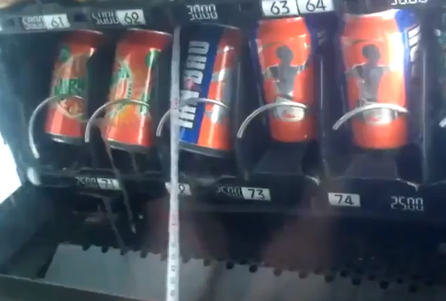 Robando las latas de una máquina expendedora con un metro