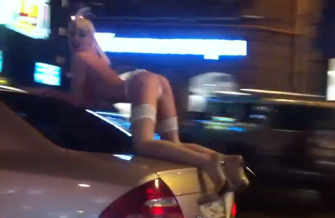 Mujeres rusas que van subidas encima de los coches en lencería...