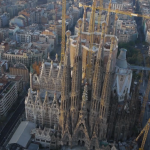 La Sagrada Familia grabada con un mini-helicóptero y la técnica time-lapse