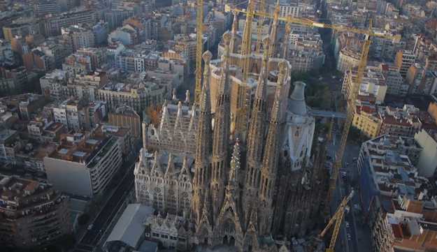 La Sagrada Familia grabada con un mini-helicóptero y la técnica time-lapse