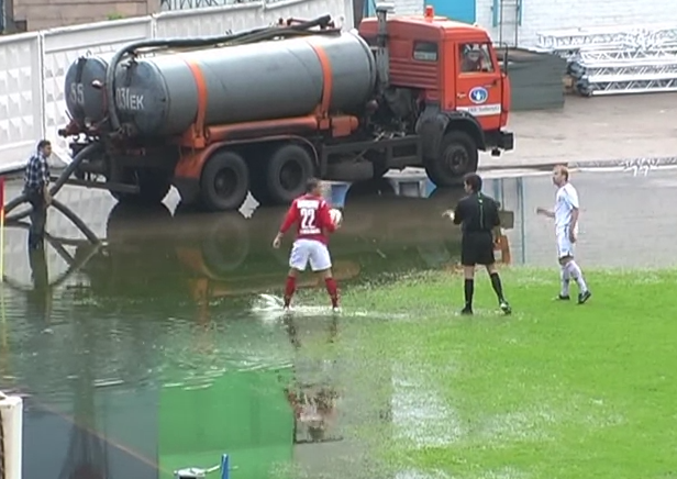 Un saque de esquina con toda la zona encharcada