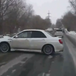 Subaru Impreza adelantando de una forma poco convencional