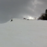 30 personas en esquís hacen un backflip agarradas de la mano