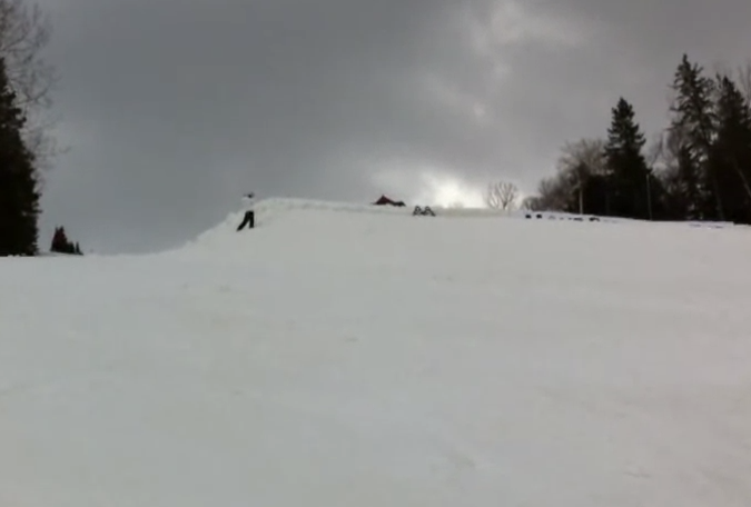 30 personas en esquís hacen un backflip agarradas de la mano