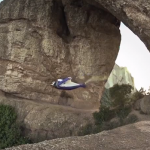 Alexander Polli atraviesa volando la roca Foradada de Montserrat