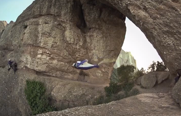 Alexander Polli atraviesa volando la roca Foradada de Montserrat