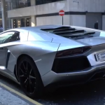 Presumiendo de Lamborghini Aventador por las calles de Londres