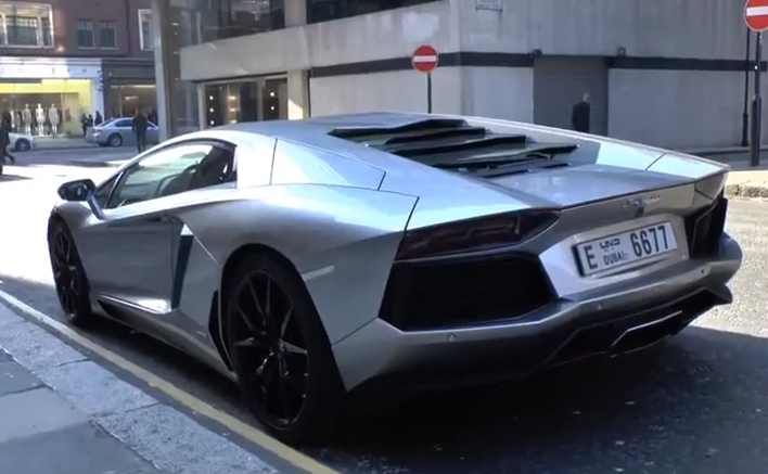 Presumiendo de Lamborghini Aventador por las calles de Londres