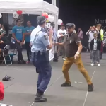 Un anciano seduce bailando a una mujer policía